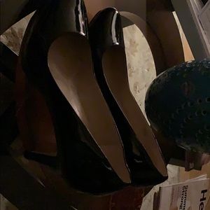 Ellen Tracy platform pumps